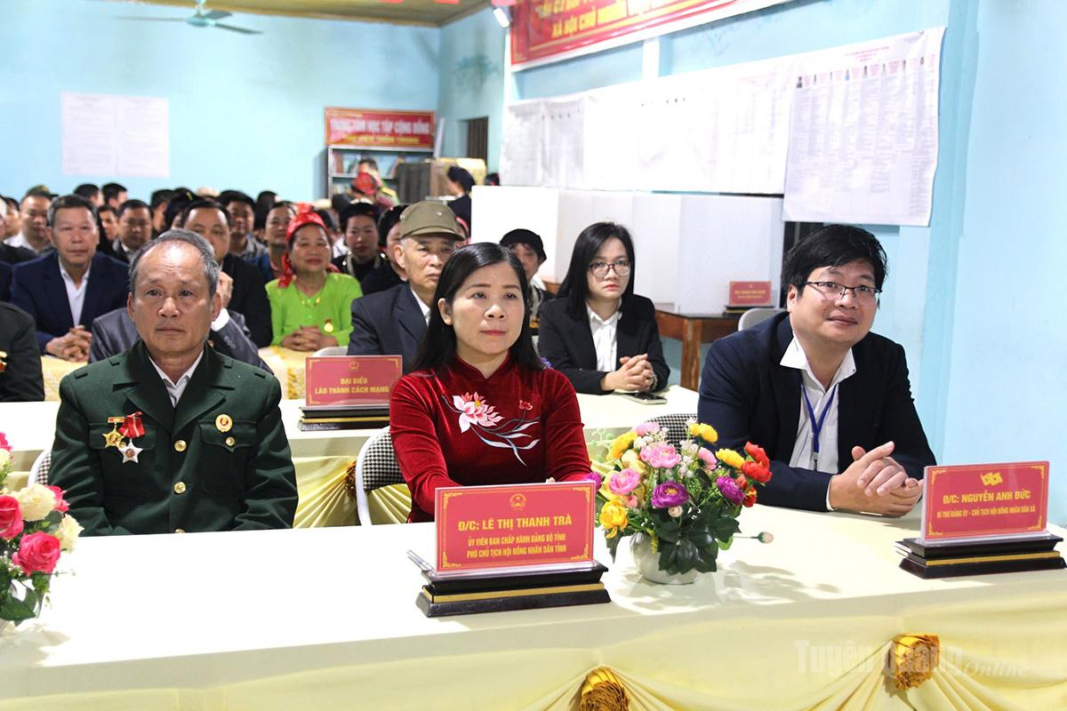 Đồng chí Lê Thị Thanh Trà, Ủy viên Ban Chấp hành Đảng bộ tỉnh, Phó Chủ tịch HĐND tỉnh dự lễ khai mạc tại Khu vực bỏ phiếu số 15, xã Bằng Lang. Ảnh: Thùy Lê