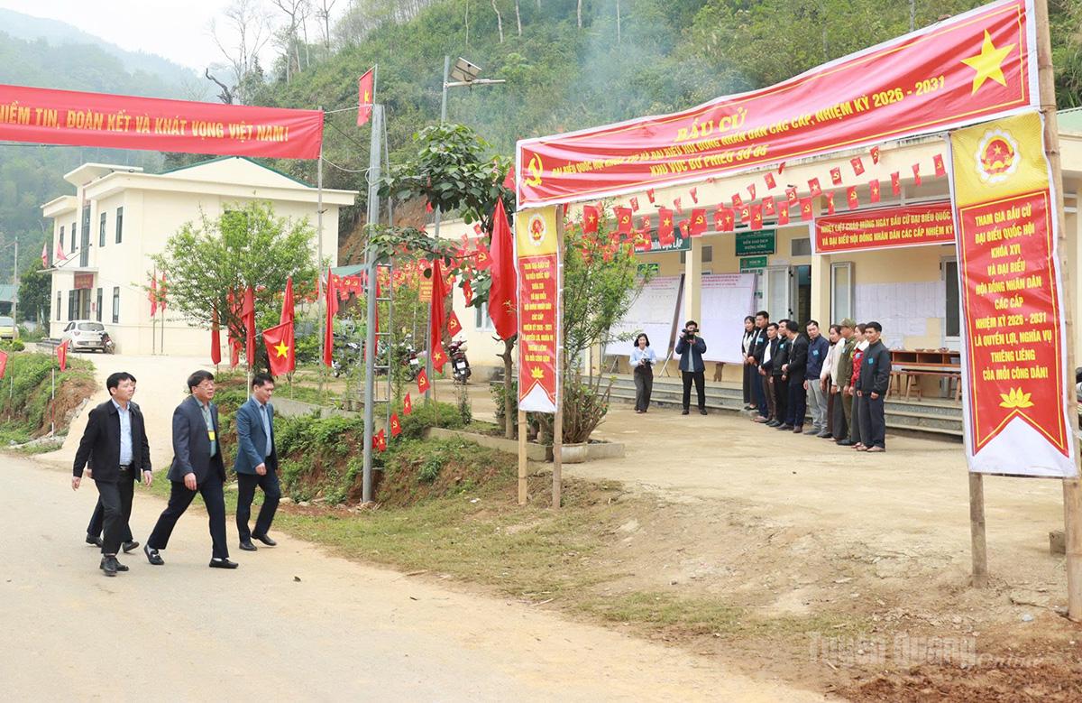 Đồng chí Hà Trung Kiên, Ủy viên Ban Thường vụ Tỉnh ủy, Phó Chủ tịch Thường trực Ủy ban MTTQ tỉnh kiểm tra tiến độ bầu cử tại xã Đường Hồng. Tính đến thời điểm 9 giờ, 100% cử tri của xã đã hoàn thành việc bỏ phiếu. Ảnh: Trần Kế