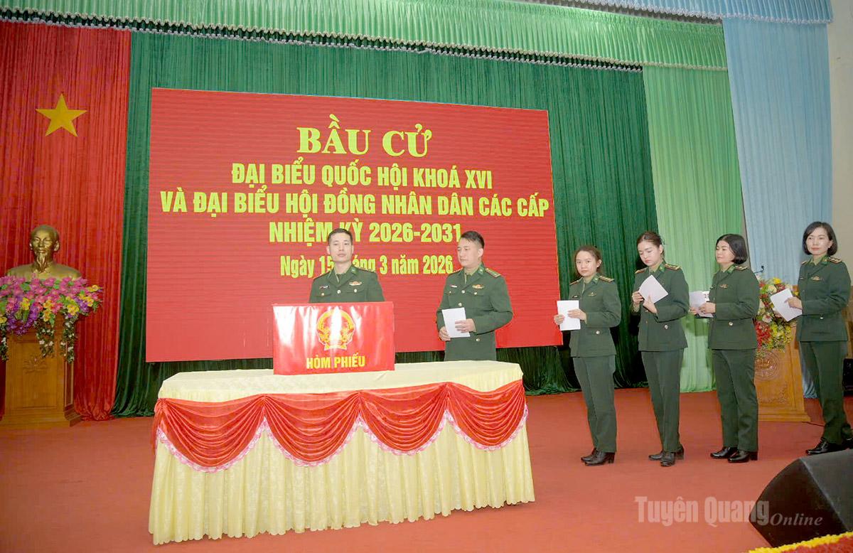  Cán bộ, chiến sỹ Ban Chỉ huy Bộ đội Biên phòng tỉnh tham gia bỏ phiếu, thực hiện quyền và nghĩa vụ công dân.
Ảnh: Thanh Hoài