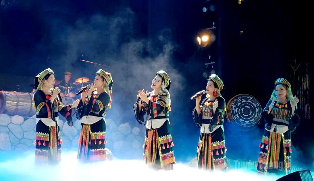 Các ca sỹ Đoàn Nghệ thuật dân tộc tỉnh biểu diễn bài hát Khúc giao duyên bản Lô của NSƯT Sỹ Tùng.