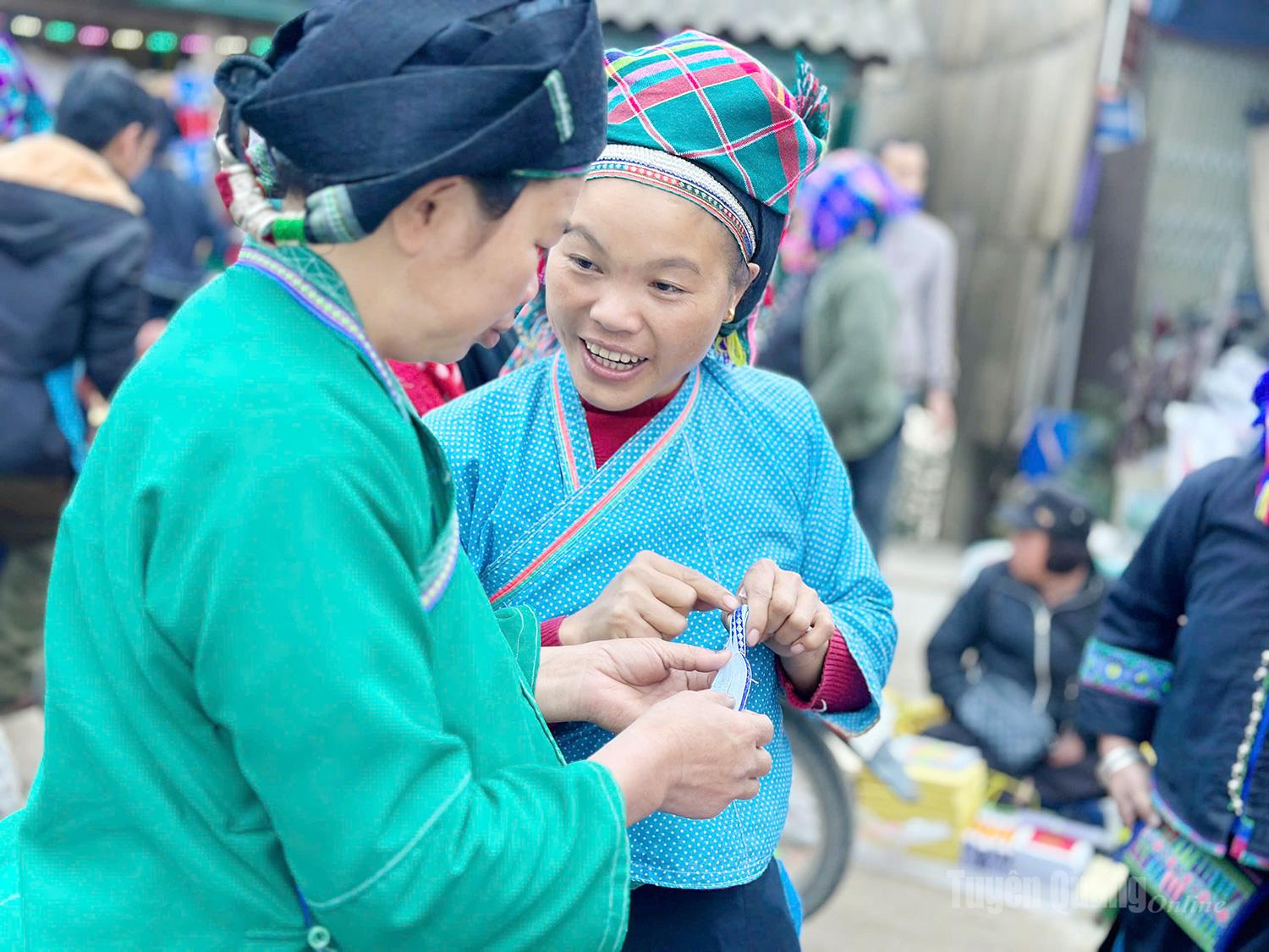 Many people come not only to buy and sell goods but also to meet friends and relatives, exchange production experiences, and share everyday stories.