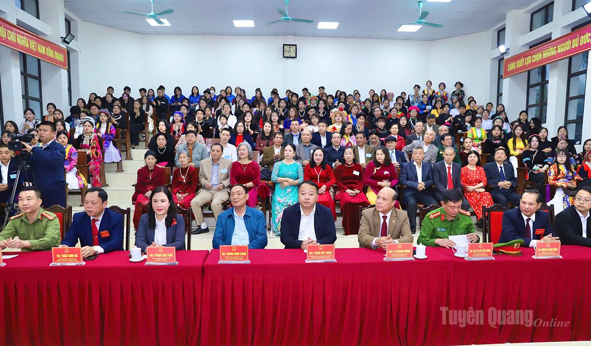 Đồng chí Phan Huy Ngọc, Phó Bí thư Tỉnh ủy, Chủ tịch UBND tỉnh và các cử tri tham dự khai mạc bầu cử tại khu vực bỏ phiếu số 7, đơn vị bầu cử số 4, phường Hà Giang 1. Ảnh: Duy Tuấn