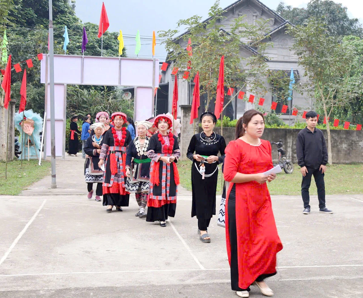 Cử tri xã Yên Nguyên phấn khởi đến điểm bỏ phiếu. Ảnh: Như Quỳnh