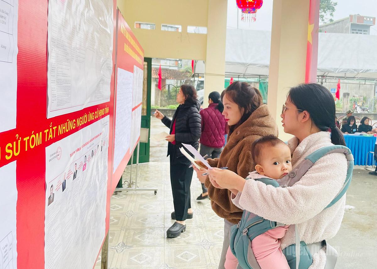 Đông đảo cử tri phường Hà Giang 2 lựa chọn đại biểu để bỏ phiếu bầu. Ảnh: Kim Tiến