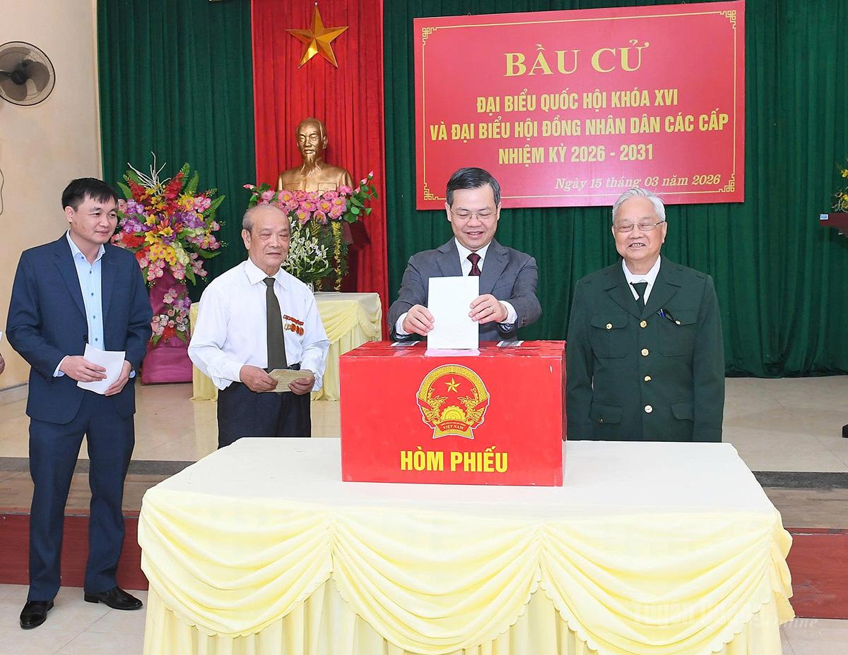 Đồng chí Chủ tịch HĐND tỉnh Nguyễn Văn Sơn bỏ phiếu bầu cử tại khu vực bỏ phiếu số 23 đặt tại Nhà văn hóa tổ dân phố Tân Hà 13, phường Minh Xuân. Ảnh: Huy Hoàng