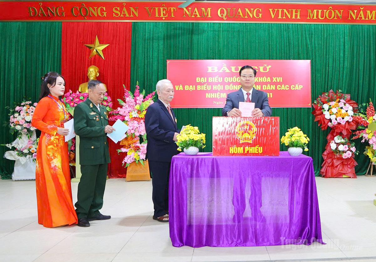 Đồng chí Trần Quang Minh, Ủy viên Ban Thường vụ Tỉnh ủy, Trưởng ban Tổ chức Tỉnh ủy, Ủy viên Ban Chỉ đạo Bầu cử tỉnh, Trưởng Ban Bầu cử đại biểu HĐND tỉnh đơn vị số 1 bỏ phiếu tại khu vực bỏ phiếu số 28, xã Sơn Dương. Ảnh: Lý Thu