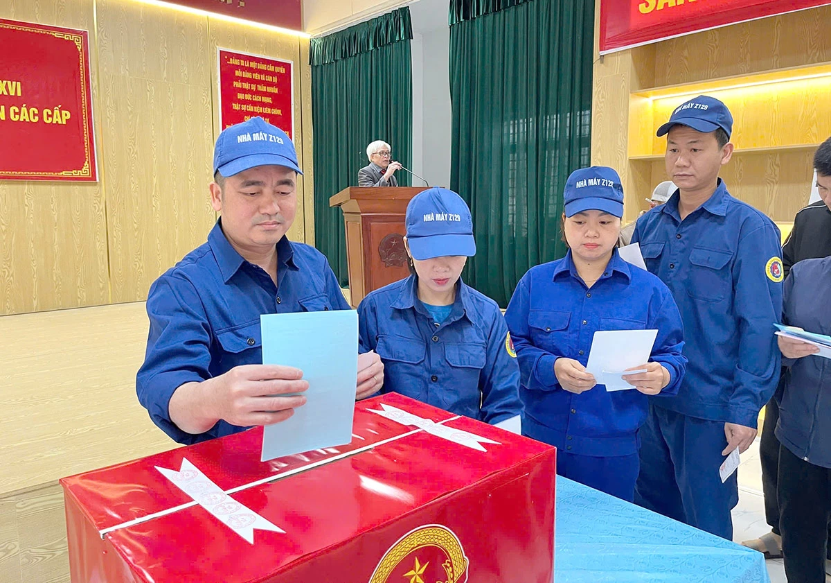 Công nhân nhà máy z129 bỏ phiếu tại điểm bỏ phiếu khu vực số 4, xã Nhữ Khê trước giờ làm việc. Ảnh: Thuý Nga