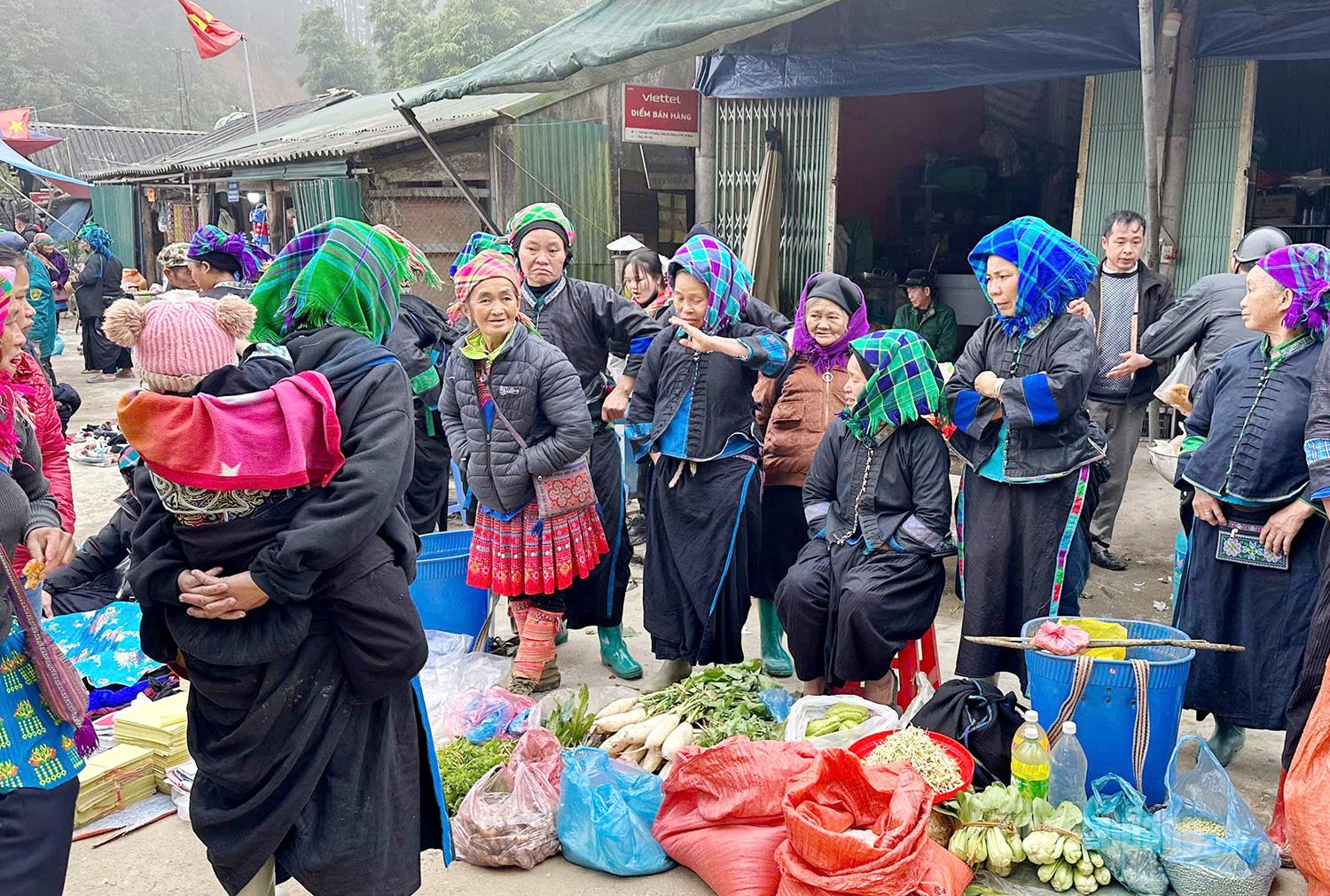 Pac Ngam market is significant not only economically but also in strengthening community bonds and preserving and promoting the traditional cultural values of ethnic minorities in Thang Tin Commune.