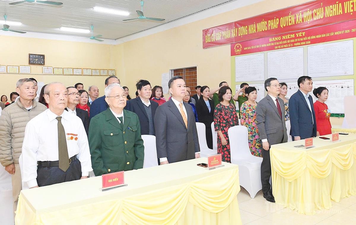 Đồng chí Nguyễn Văn Sơn, Phó Bí thư Tỉnh ủy, Chủ tịch HĐND tỉnh, Phó trưởng Ban Chỉ đạo Bầu cử tỉnh, Trưởng ban Bầu cử đại biểu Quốc hội số 3 đã dự khai mạc bầu cử tại tổ bầu cử số 23, phường Minh Xuân. Ảnh: Huy Hoàng