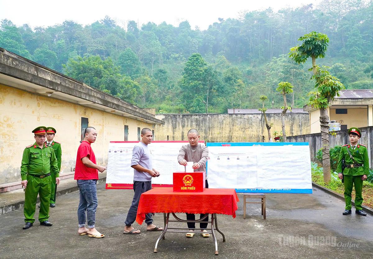 Cử tri tại Trại tạm giam số 2 (xã Phú Linh), Công an tỉnh thực hiện quyền bỏ phiếu. Ảnh: Văn Long