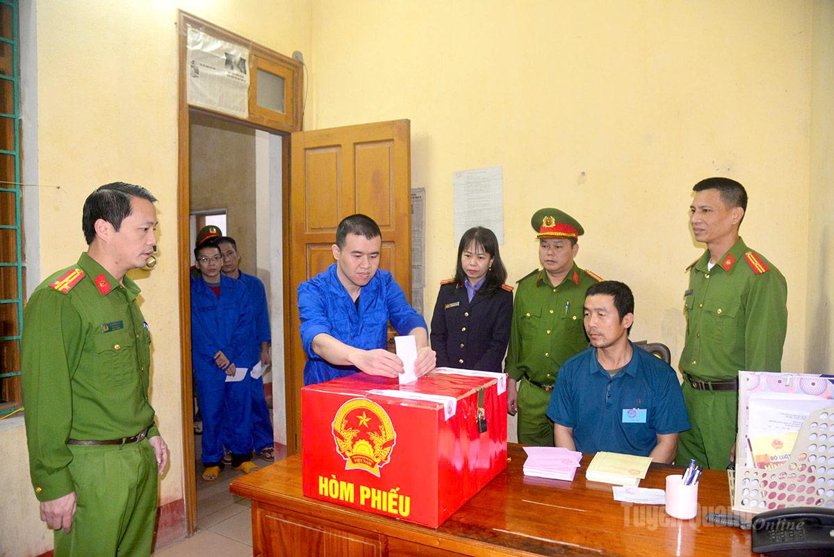 Công tác bầu cử tại Trại tạm giam số 1, Công an tỉnh được thực hiện chặt chẽ, đúng quy định của pháp luật. Ảnh: Mộc Lan.