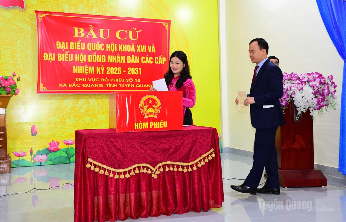 Đồng chí Vương Ngọc Hà, Ủy viên Ban Thường vụ Tỉnh ủy, Phó Chủ tịch UBND tỉnh tham gia bỏ phiếu tại điểm bỏ phiếu số 16, xã Bắc Quang. Ảnh Minh Hoa