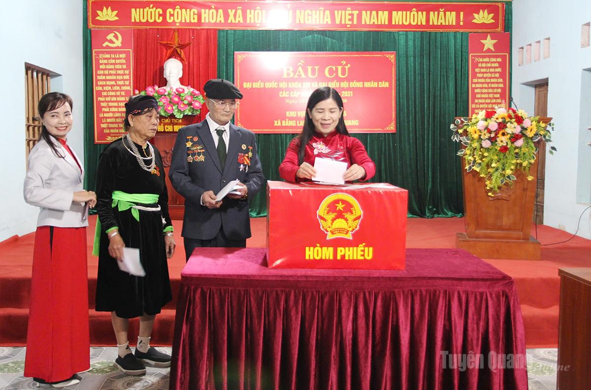 Đồng chí Lê Thị Thanh Trà, Ủy viên BCH Đảng bộ tỉnh, Phó Chủ tịch HĐND tỉnh tham gia bỏ phiếu tại Khu vực bỏ phiễu số 15, thôn Trung, xã Bằng Lang. Ảnh: Thùy Lê