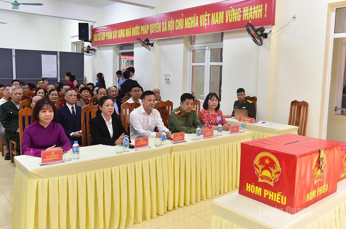 Đồng chí Lê Thị Kim Dung, Phó Bí thư Thường trực Tỉnh ủy, Phó Trưởng Ban Chỉ đạo Bầu cử tỉnh tham gia bỏ phiếu  tại khu vực bỏ phiếu số 39, thuộc đơn vị bầu cử số 6, phường Minh Xuân. Ảnh: Ngọc Hưng