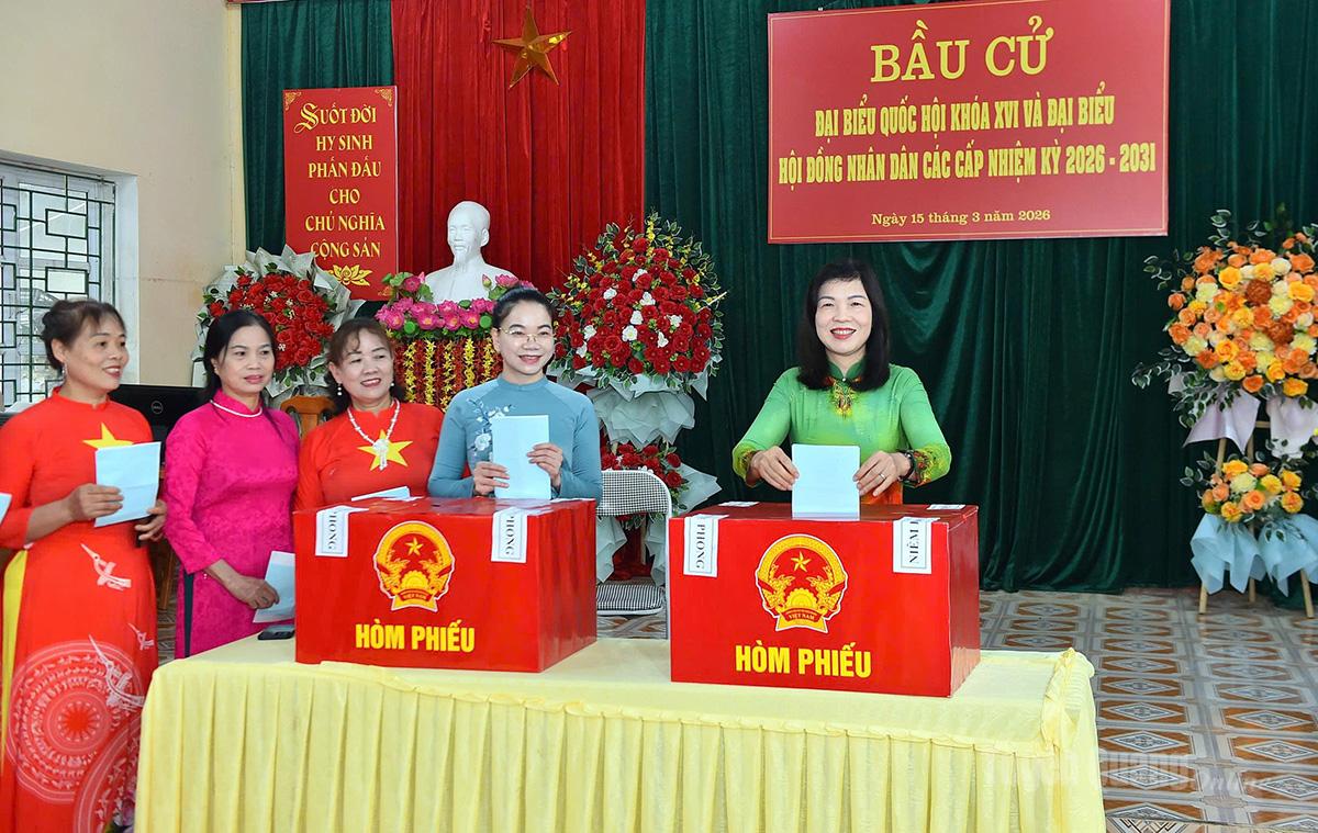 Đồng chí Phạm Thị Minh Xuân, Ủy viên Ban Thường vụ Tỉnh ủy, Phó Chủ tịch HĐND tỉnh tham gia bỏ phiếu tại Khu vực bỏ phiếu số 29, phường Minh Xuân. Ảnh: Thanh Phúc