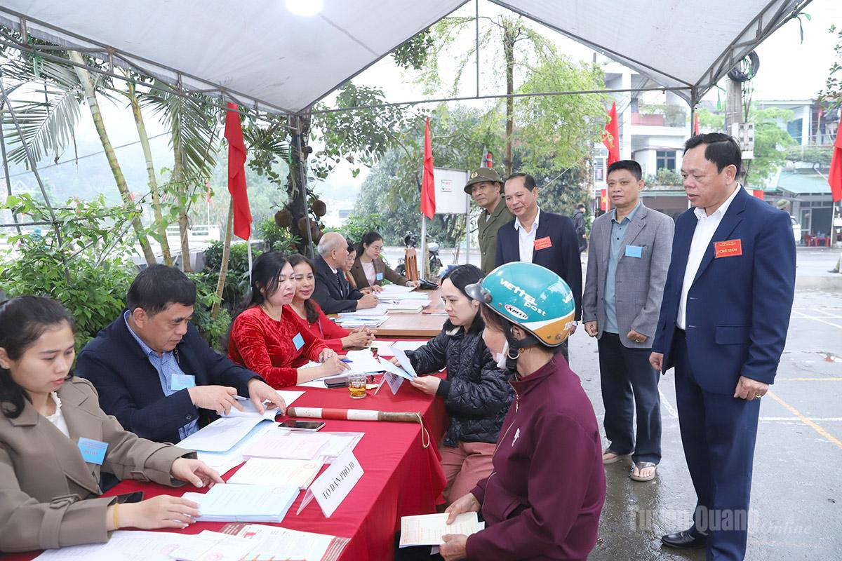 Cử tri thôn Nặm Ngặt, xã Thanh Thuỷ phấn khởi ra về sau khi thực hiện quyền bầu cử. Ảnh: Nguyễn Yếm