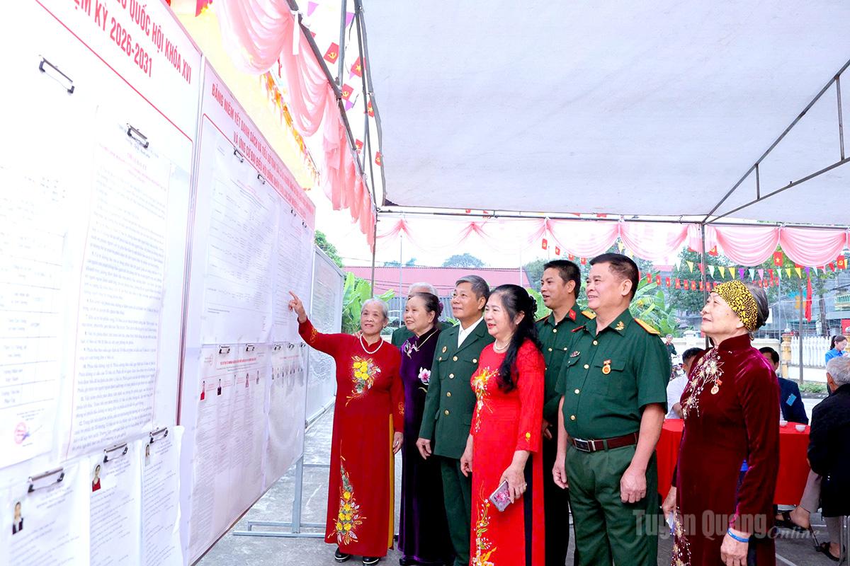 Cử tri thôn Cơ Quan, xã Sơn Dương phấn khởi xem danh sách ứng cử viên trước khi thực hiện quyền bầu cử. Ảnh Lý Thu