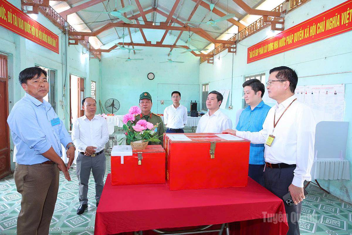 Đồng chí Trần Quang Minh, Ủy viên Ban Thường vụ Tỉnh ủy, Trưởng ban Tổ chức Tỉnh ủy, Ủy viên Ban Chỉ đạo Bầu cử tỉnh, Trưởng ban Bầu cử đại biểu HĐND tỉnh đơn vị số 1 kiểm tra công tác bỏ phiếu tại khu vực bỏ phiếu thôn Cầu Khoai và Đồng Bừa, xã Trường Sinh. Ảnh: Lý Thu