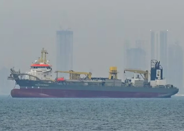 Commercial vessels anchored off the coast of Dubai, United Arab Emirates, amid maritime disruptions in the Strait of Hormuz. (Photo: Anadolu Agency/VNA)