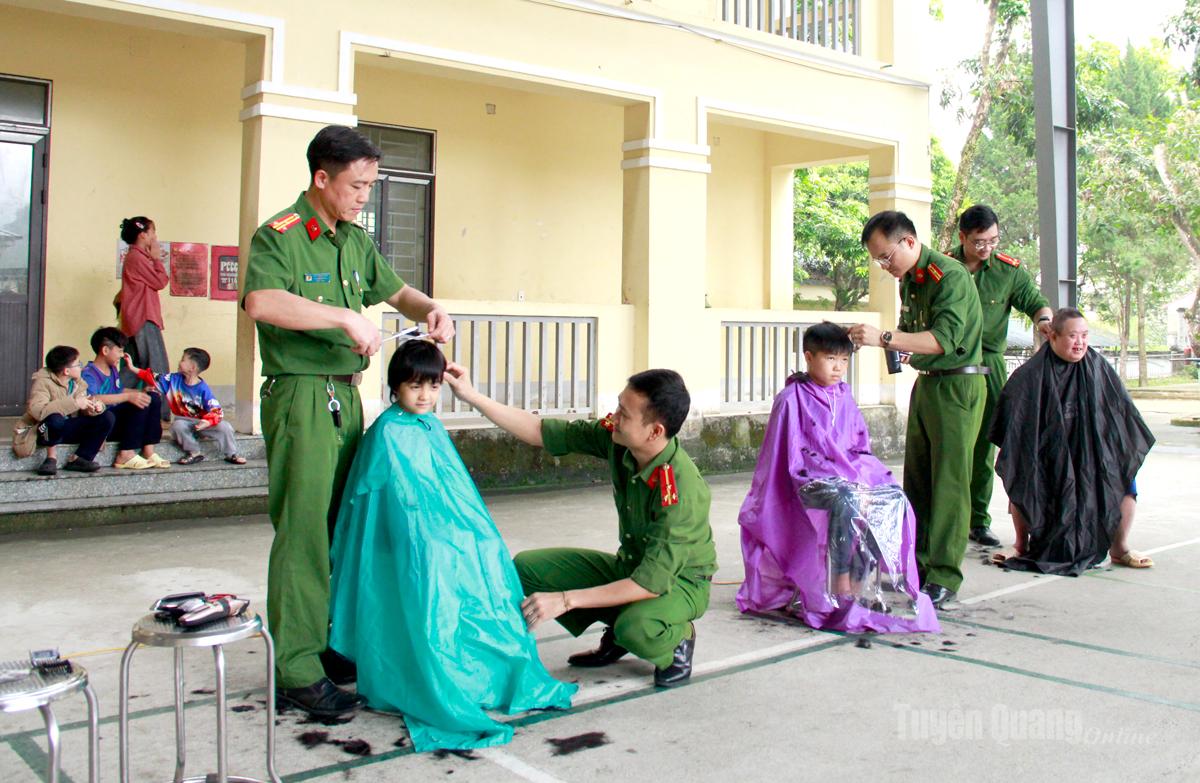 Cán bộ, chiến sĩ Phòng Kỹ thuật hình sự cắt tóc miền phí tại trung tâm.