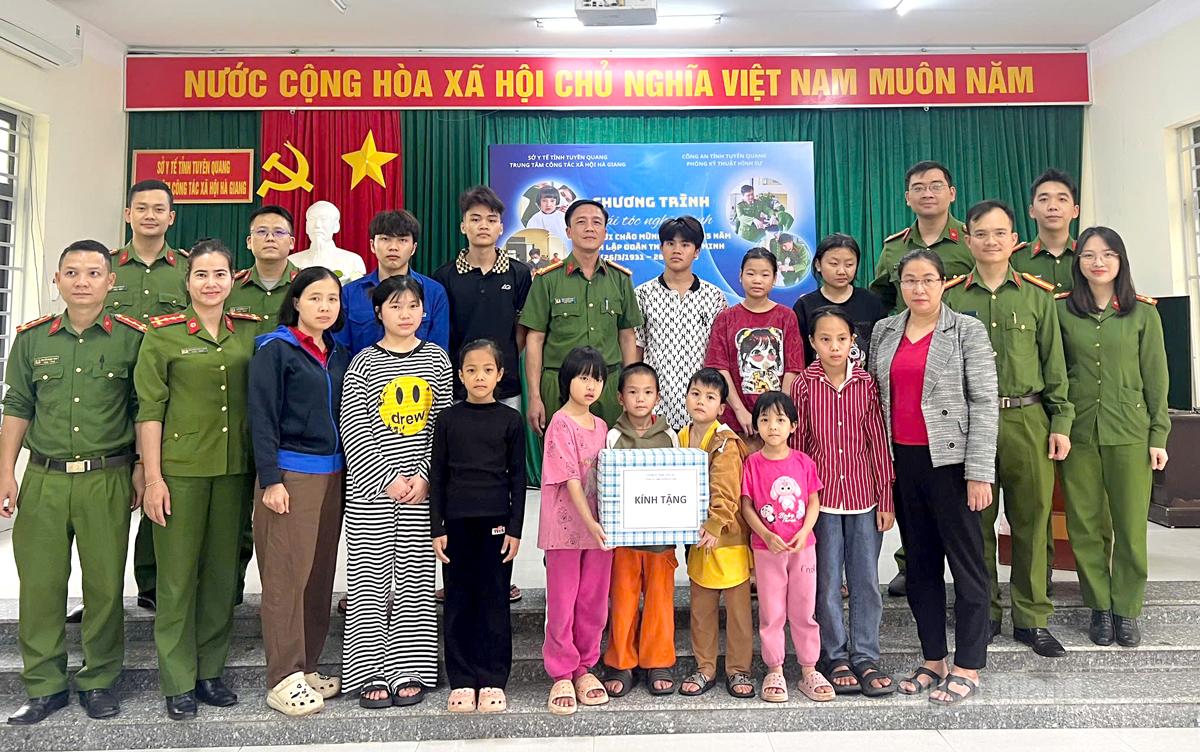 Chi đoàn Phòng Kỹ thuật hình sự trao quà cho các đối tượng tại trung tâm.