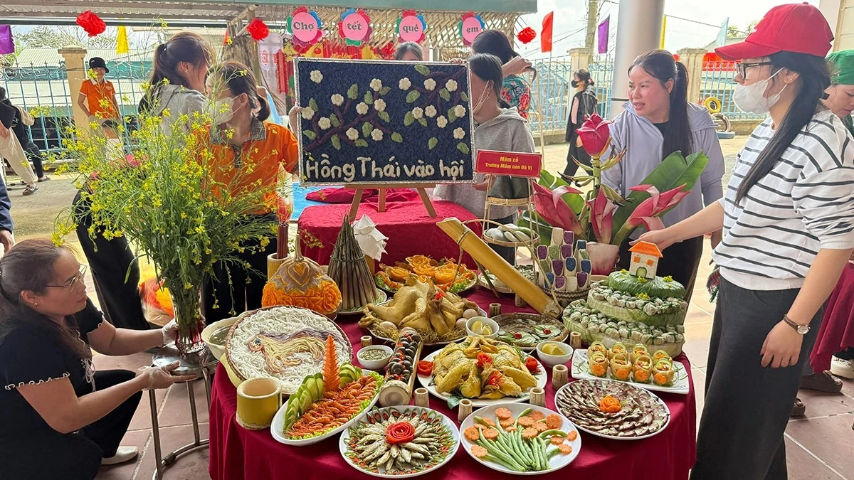 One elaborately decorated tray stood out with the words “Hong Thai Festival” crafted from locally grown glutinous rice.