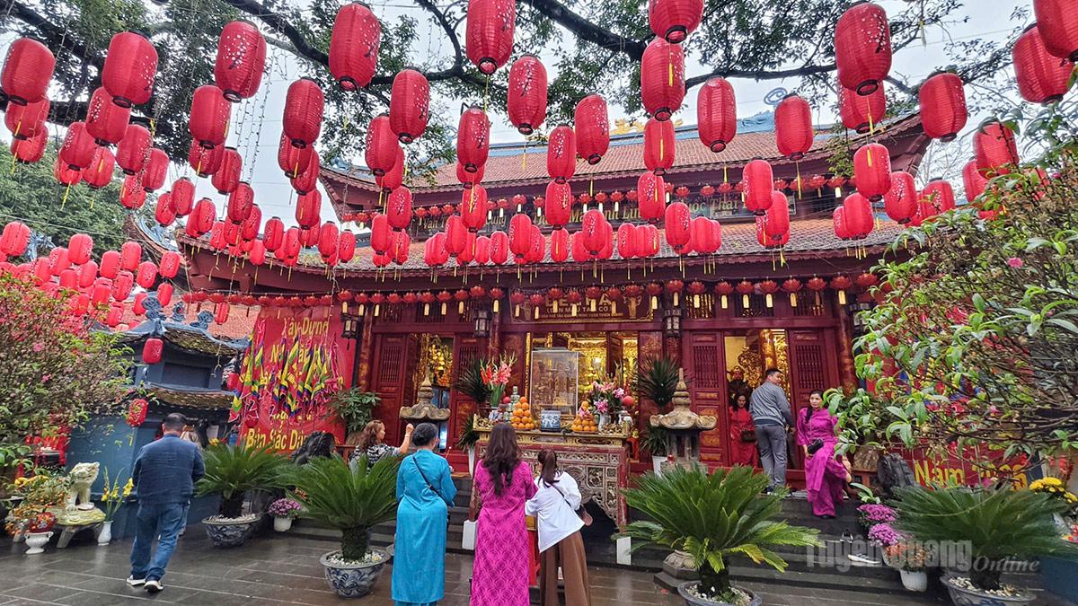 Tuyen Quang is home to numerous large and small temples and pagodas, many of which are hundreds of years old. Several temples have been recognized as National Relics and are well known nationwide, such as Ha Temple – the place of origin of Mau Thoai, also known as the Third Mother Goddess of the Water Palace. Ha Temple in Tuyen Quang is the origin of Dum Temple (Upper Temple) and Y La Temple. These form a cluster of temples worshipping Mau Thoai with a shared origin. (In the photo: Ha Temple, Minh Xuan Ward, Tuyen Quang Province).