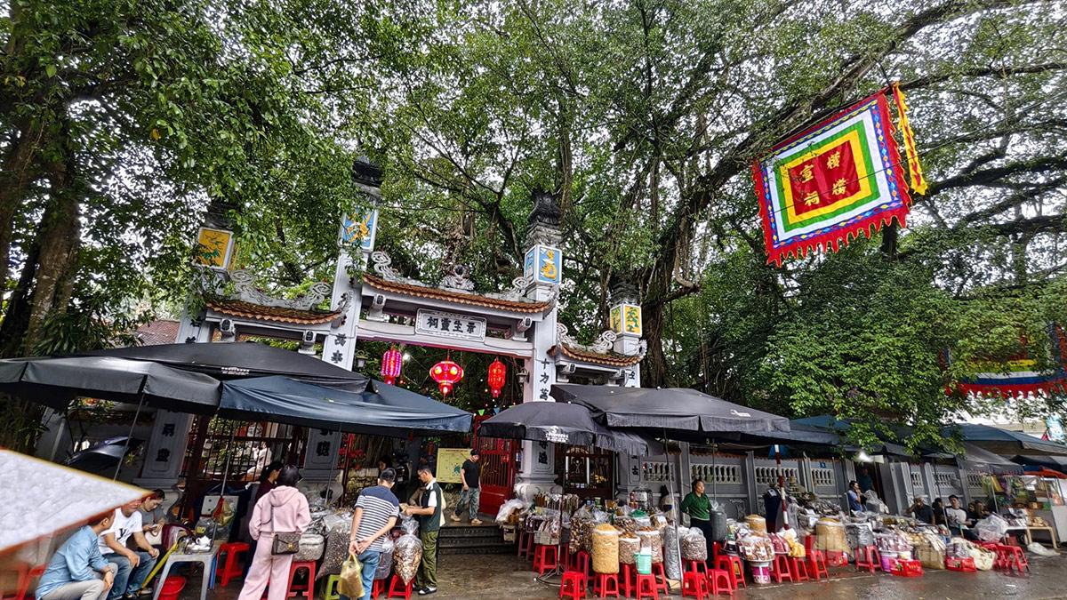 Canh Xanh Temple in Minh Xuan Ward worships the Mother Goddess of the Forest (Lam Cung Thanh Mau), commonly referred to as Ba Chua Thuong Ngan, who governs the mountains and forests. It is a place where people express their reverence to the Mother Goddess of the Forest and convey their aspirations for a peaceful life and abundant harvests in mountainous areas.
