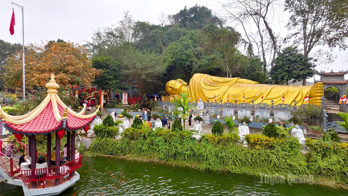 Venerable Thich Thanh Phuc, Deputy Head and Chief Secretary of the Executive Board of the Vietnam Buddhist Sangha of Tuyen Quang Province, said that there are currently nearly 40 active pagodas in the province. To ensure safety for visitors attending early-year ceremonies, the Executive Board has instructed Buddhist establishments to coordinate with local authorities in implementing plans to ensure security and order, environmental sanitation, and fire prevention. Residents are advised to limit the burning of votive paper offerings. Buddhists and visitors are also encouraged to remain vigilant and safeguard their personal belongings. (In the photo: A corner of Hang Pagoda, An Tuong Ward, Tuyen Quang Province).