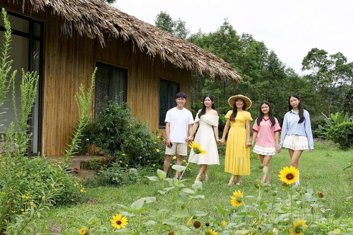 Without the noise and bustle, spring in Na Hang quietly weaves its way into every home and small village lane. At Sao Farmstay in Ban Luoc, Group 5, Na Hang Commune, visitors in the early days of the New Year can immerse themselves in a warm, traditional setting while strolling along vibrant hillsides and fully embracing the lively rhythm of local life.