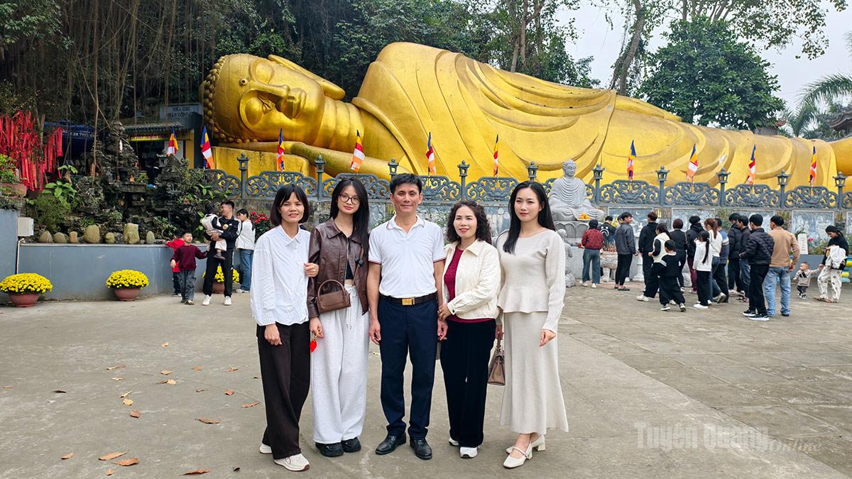 Spring outings and visits to pagodas not only help people find inner peace and cultivate virtue, but also provide opportunities to explore historical relics and scenic landscapes.