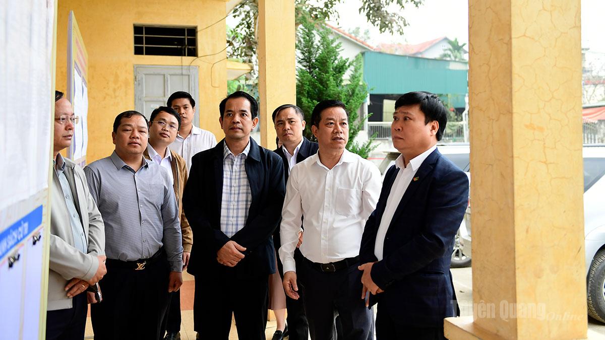 Đoàn kiểm tra số 4 kiểm tra công tác chuẩn bị bầu cử tại khu vực bỏ phiếu số 9, thôn Bến, thôn Minh Khai, xã Lực Hành.