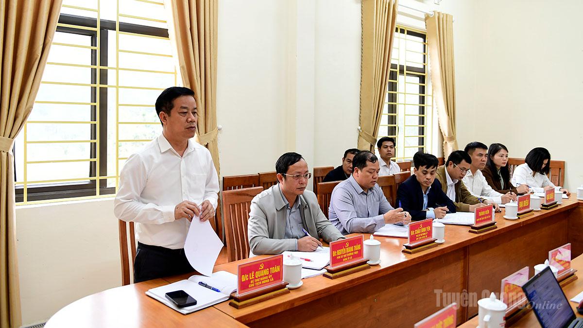 Lãnh đạo xã Lực Hành báo cáo với đoàn kiểm tra công tác chuẩn bị bầu cử trên địa bàn.