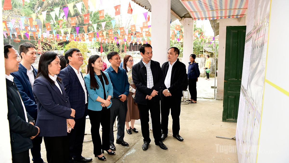 Đồng chí Lê Thị Thanh Trà, Ủy viên Ban Chấp hành Đảng bộ tỉnh, Phó Chủ tịch HĐND tỉnh và các đồng chí trong đoàn kiểm tra, kiểm tra công tác chuẩn bị bầu cử trên địa bàn xã Xuân Vân.