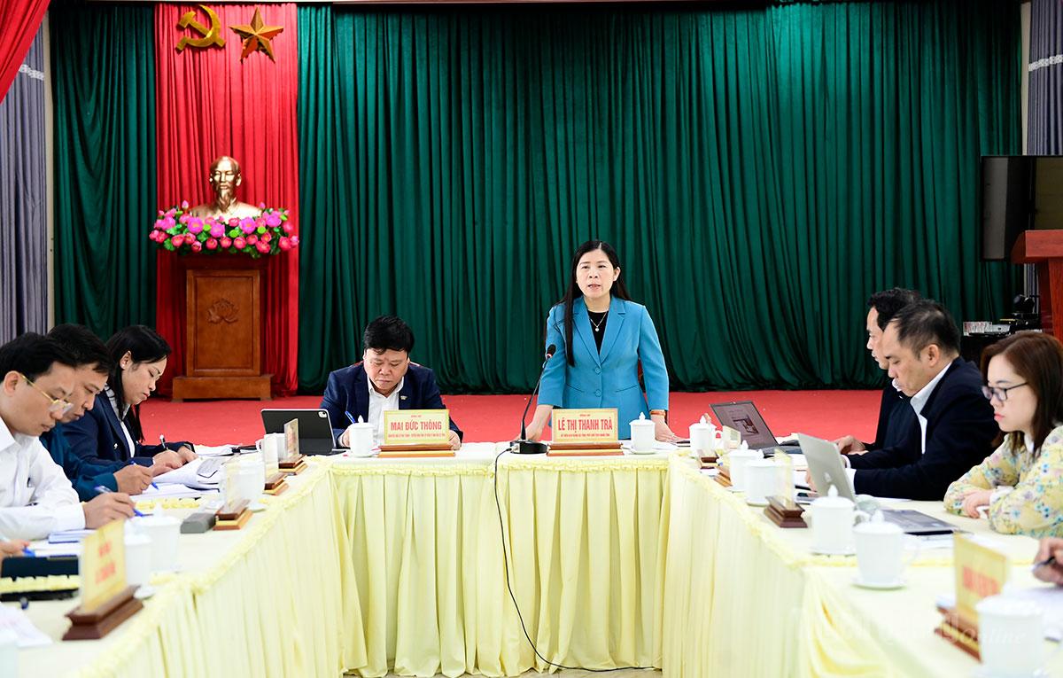 Đồng chí Lê Thị Thanh Trà, Ủy viên Ban Chấp hành Đảng bộ tỉnh, Phó Chủ tịch HĐND tỉnh phát biểu tại buổi làm việc với xã Xuân Vân.