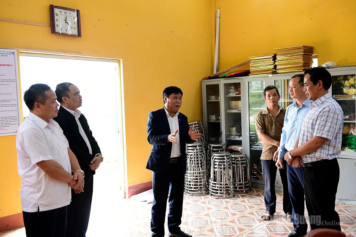 Đồng chí Mai Đức Thông, Ủy viên BCH Đảng bộ tỉnh, Giám đốc Báo và phát thanh, truyền hình Tuyên Quang và các đồng chí trong đoàn kiểm tra, kiểm tra công tác chuẩn bị bầu cử trên địa bàn xã Hùng Đức.