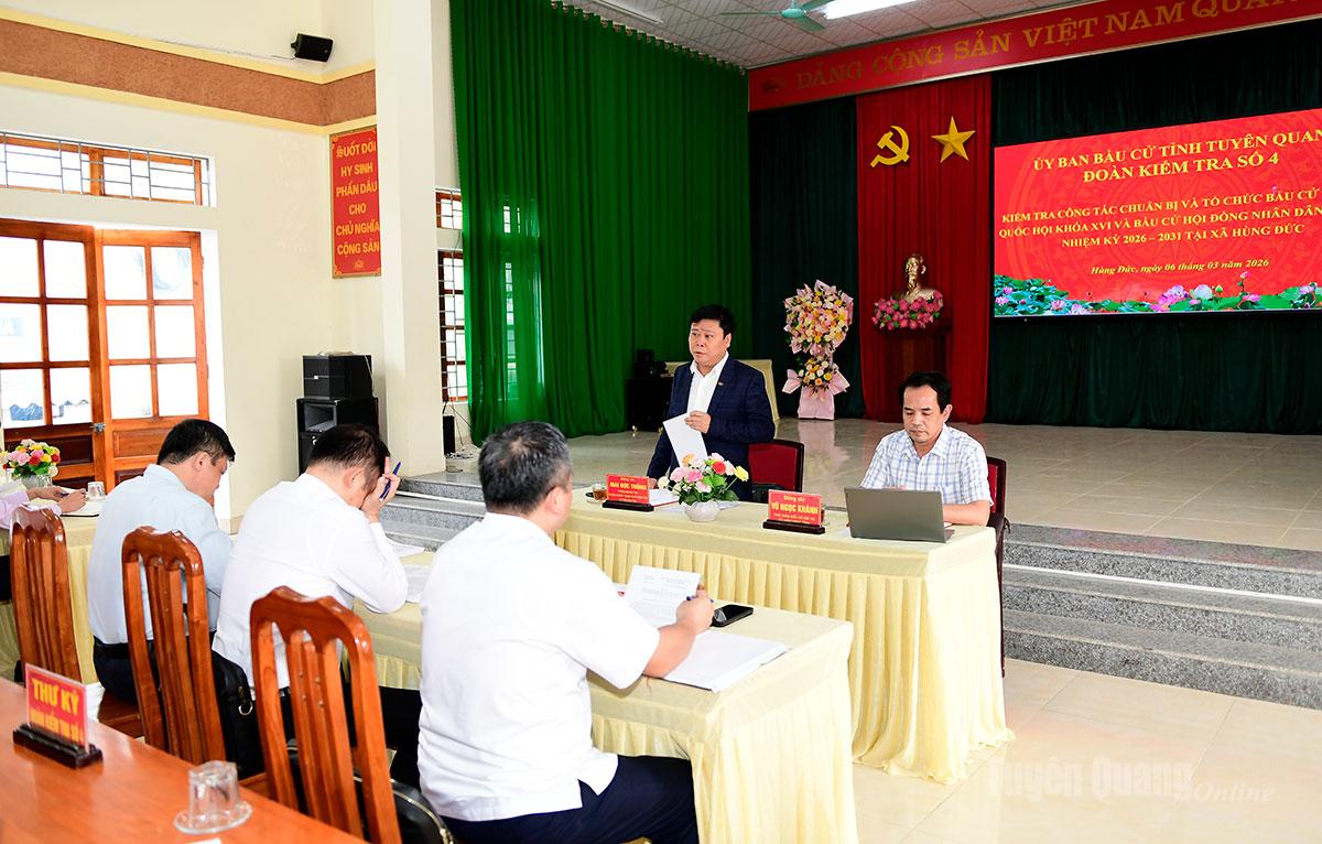 Đồng chí Mai Đức Thông, Ủy viên BCH Đảng bộ tỉnh, Giám đốc Báo và phát thanh, truyền hình Tuyên Quang phát biểu tại buổi làm việc với Ủy ban Bầu cử xã Hùng Đức.