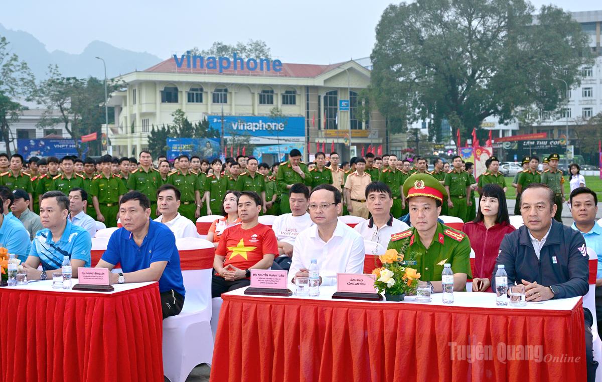 Lãnh đạo tỉnh và các đại biểu dự Ngày chạy Olympic và Giải Việt dã Tiền phong tỉnh Tuyên Quang.