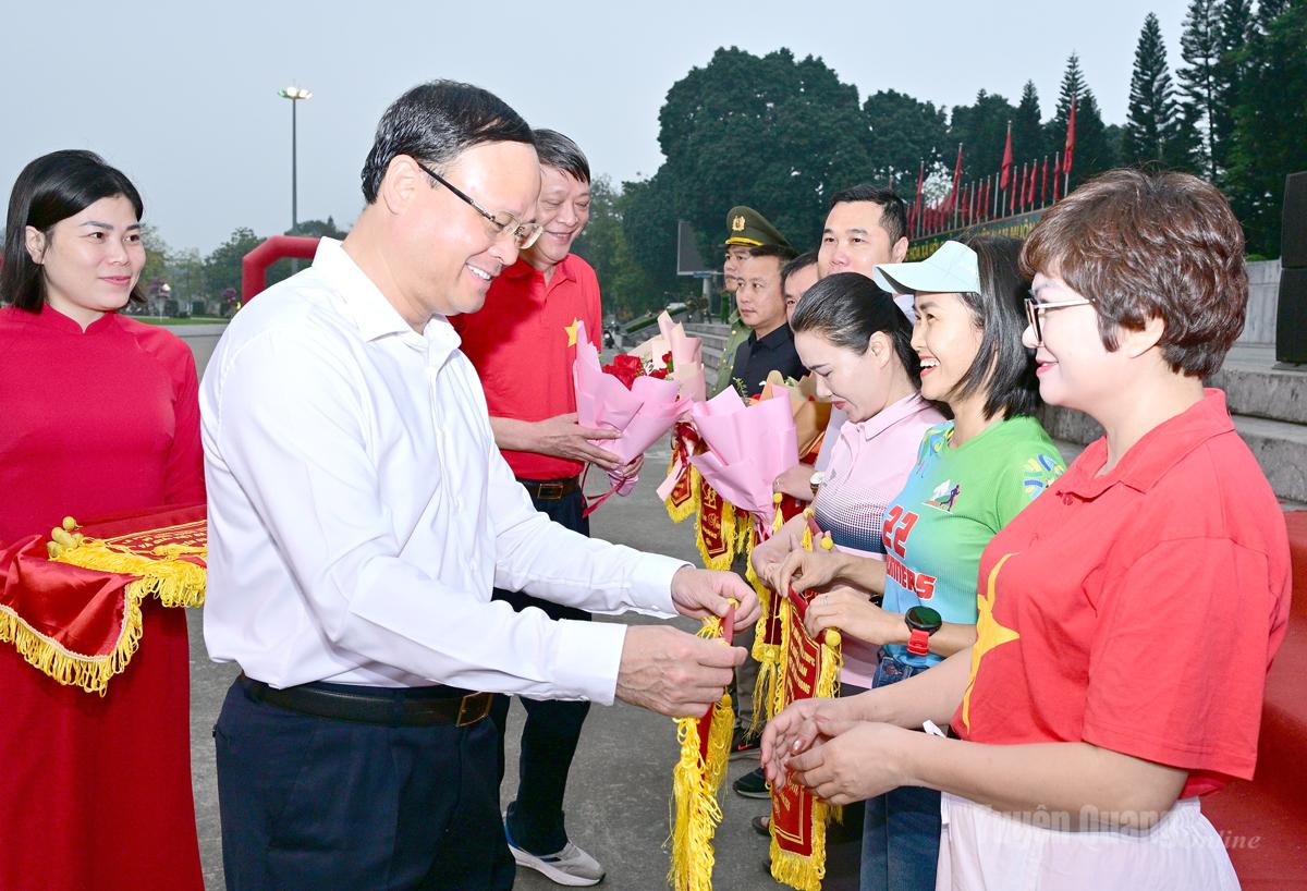 Phó Chủ tịch Thường trực UBND tỉnh tặng cờ hoa cho các đoàn.