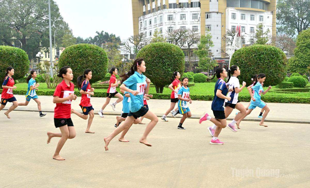 Các vận động viên dự Giải Việt dã Tiền phong tỉnh Tuyên Quang.