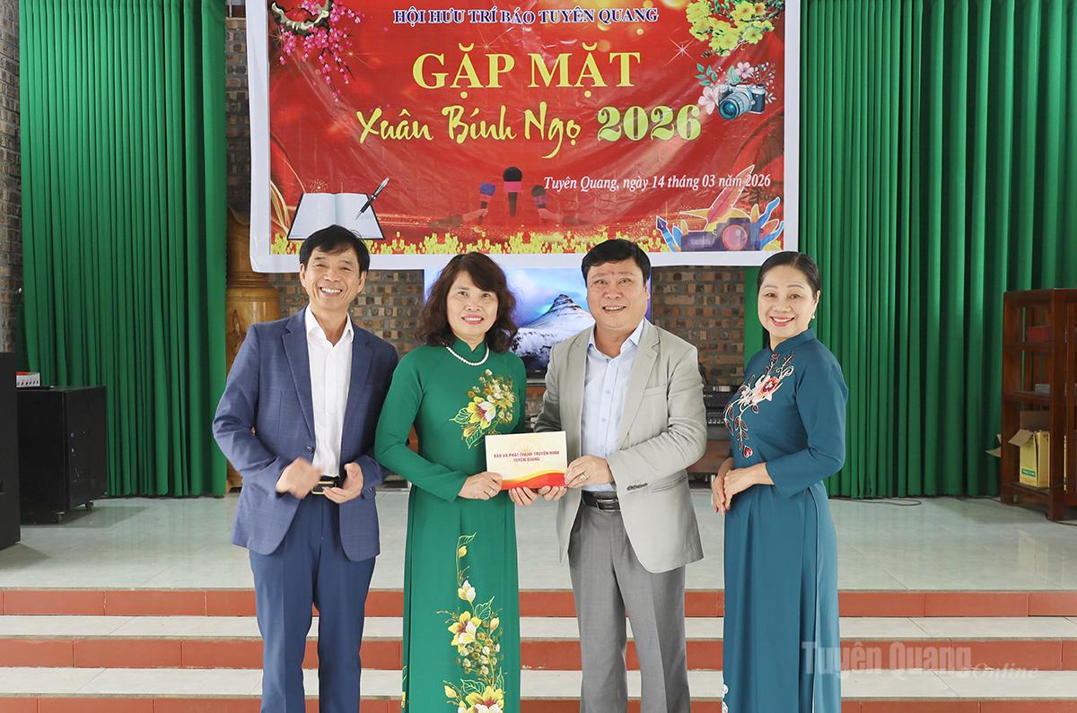 Lãnh đạo Báo và phát thanh, truyền hình Tuyên Quang tặng quà chúc mừng Hội Hưu trí Báo Tuyên Quang nhân dịp gặp mặt đầu xuân Bính Ngọ 2026.