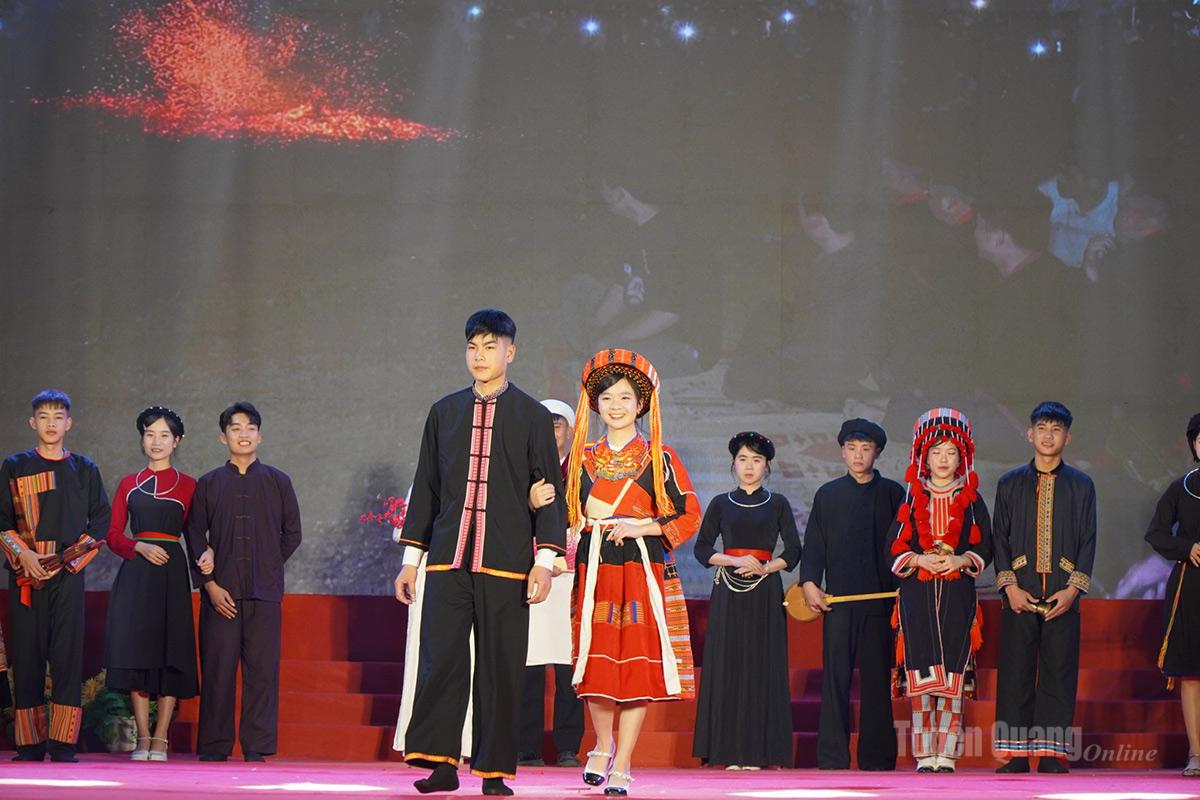 Các tiết mục văn nghệ mang đậm nét văn hoá các dân tộc.