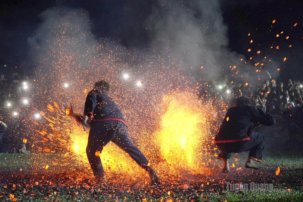 Nghi lễ nhảy lửa của người Pả Thẻn xã Minh Quang.