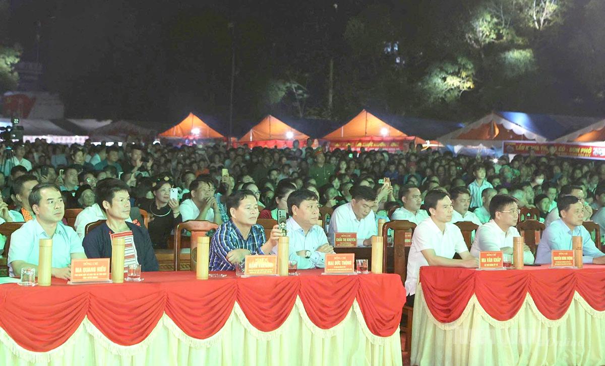 Các đại biểu cùng đông đảo Nhân dân tham dự Lễ hội nhảy lửa của dân tộc Pà Thẻn, Ngày hội văn hoá các dân tộc xã Minh Quang Xuân Bính Ngọ năm 2026.