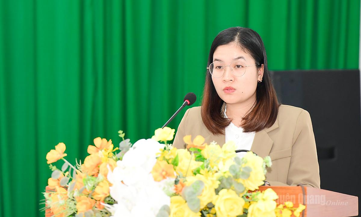 Ứng cử viên đại biểu HĐND tỉnh Nông Thị Hoa Xuân, Công chức Phòng Văn hóa – Xã hội, UBND xã Minh Quang trình bày chương trình hành động cá nhân.