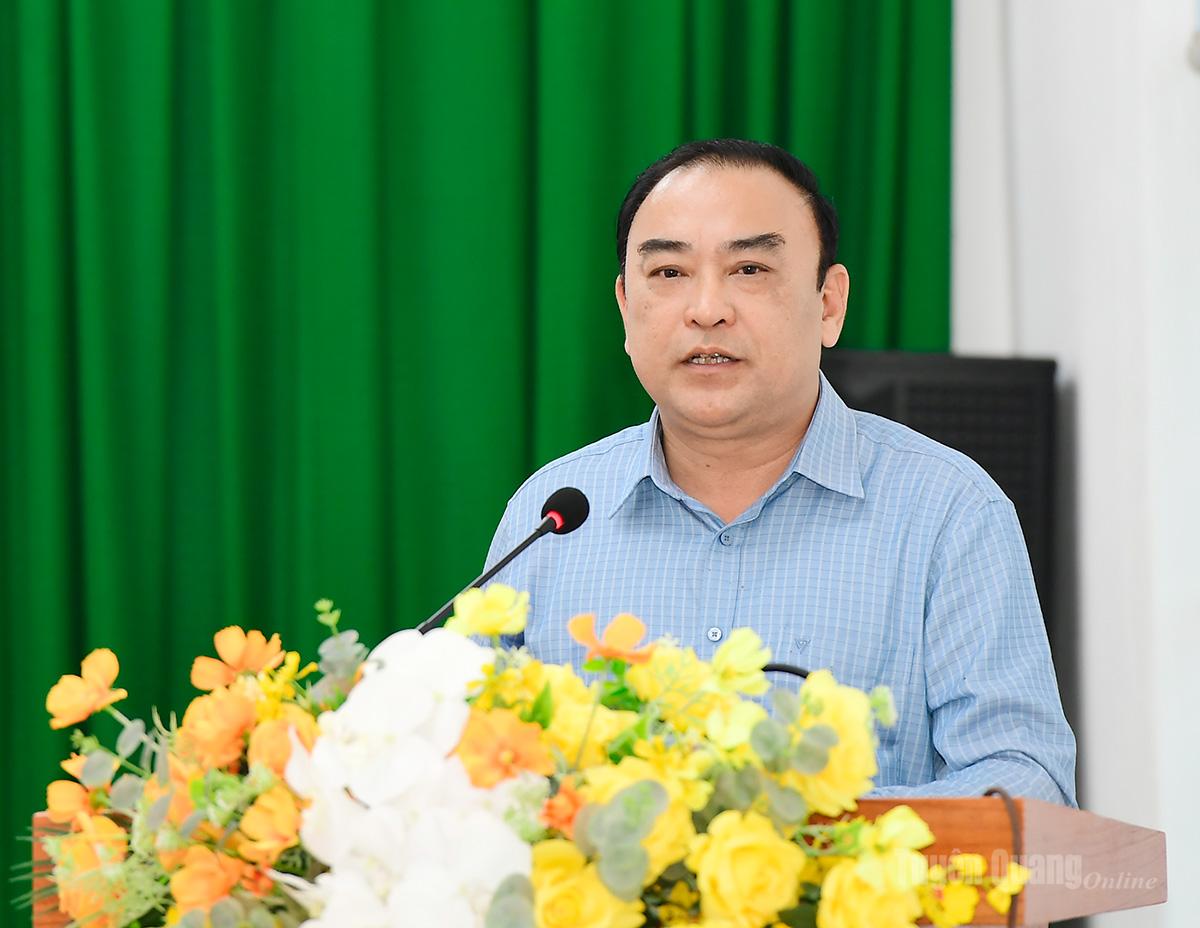 Ứng cử viên đại biểu Quốc hội Bàn Văn Trọng, Phó Bí thư Thường trực Đảng ủy, Chủ tịch HĐND xã Kim Bình trình bày chương trình hành động cá nhân.