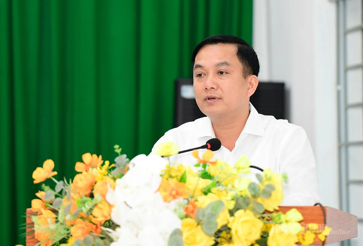 Ứng cử viên đại biểu Quốc hội Hoàng Hồng Trường, Giám đốc Trung tâm Khuyến nông tỉnh trình bày chương trình hành động cá nhân.