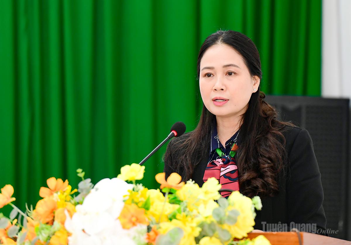 Ứng cử viên đại biểu HĐND tỉnh Tăng Thị Hà, Phó Giám đốc Báo và phát thanh, truyền hình Tuyên Quang trình bày chương trình hành động cá nhân.