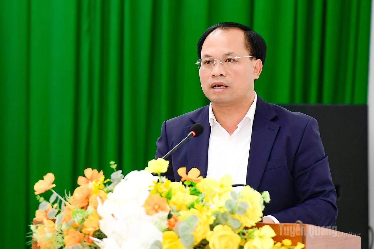 Ứng cử viên đại biểu HĐND tỉnh Âu Thế Thái, Ủy viên BCH Đảng bộ tỉnh, Bí thư Đảng ủy xã Nà Hang trình bày chương trình hành động cá nhân.