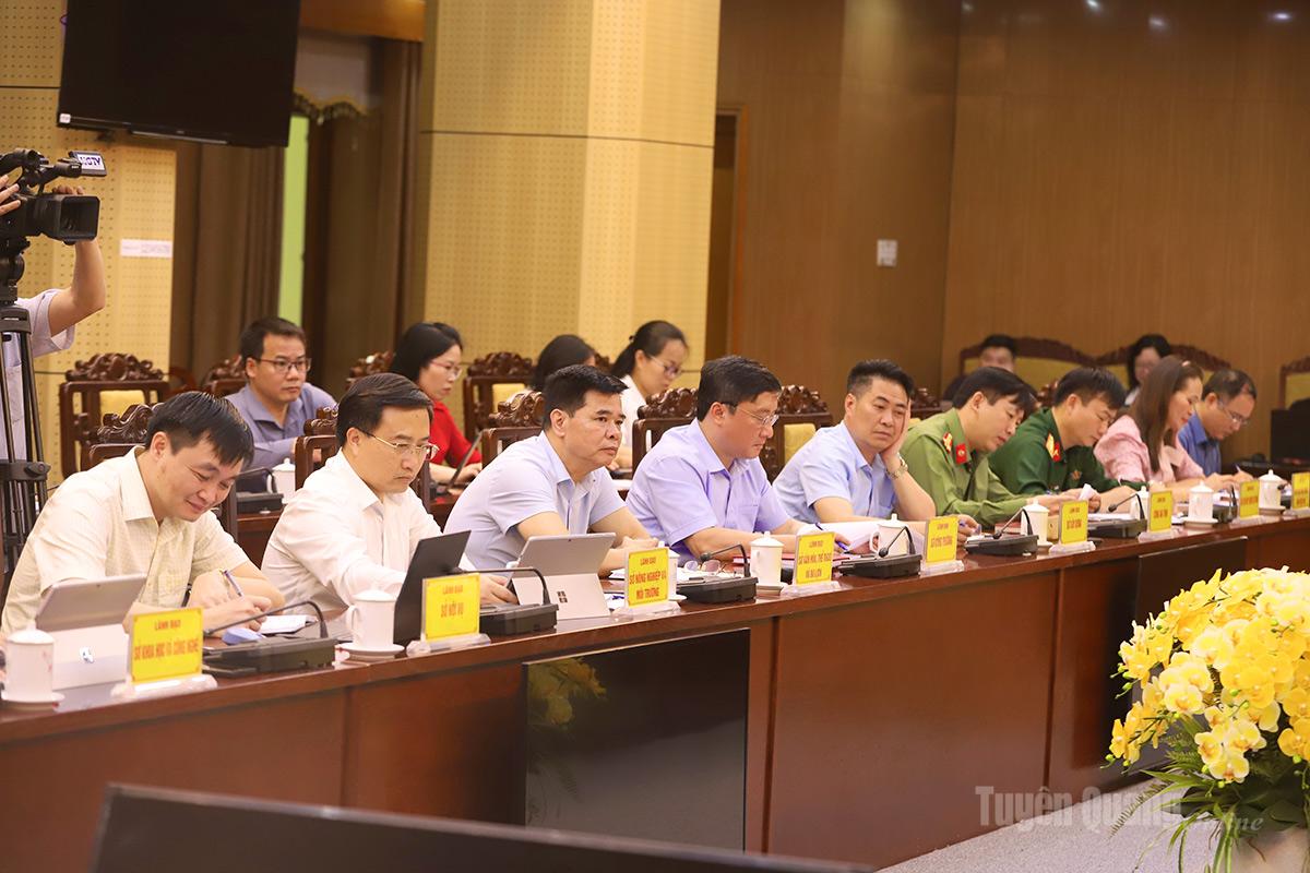 Lãnh đạo các sở, ngành dự hội nghị.